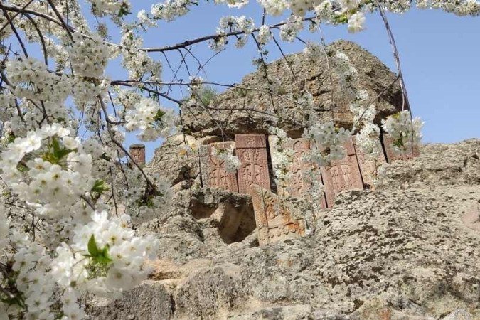Conjunto de kachkars, crucifixos armênios em blocos de rocha, em Geghard