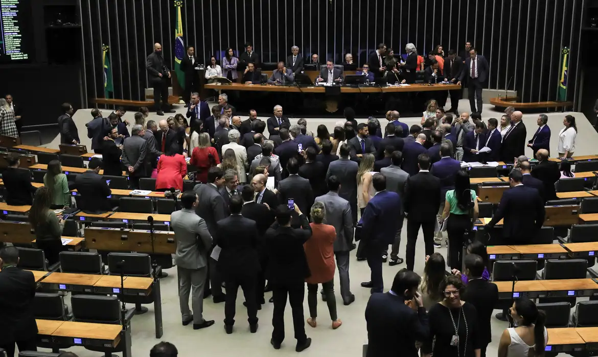 Congresso aprova alterações no Orçamento para facilitar apoio ao RS -  (crédito: EBC)