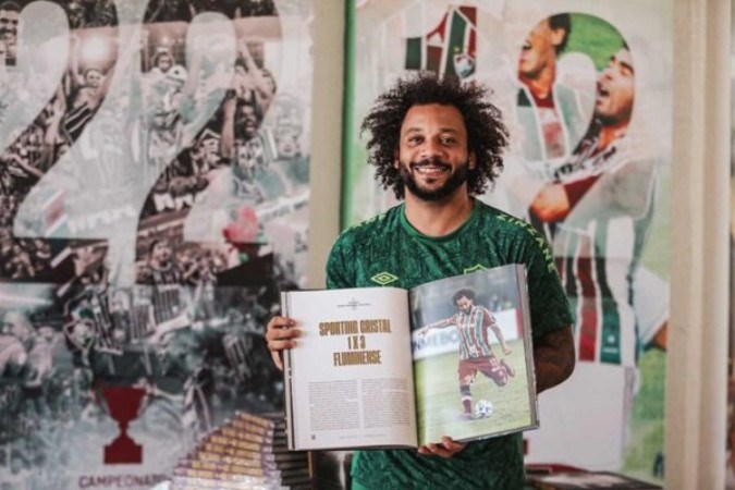 Felipe Melo, do Fluminense, com o livro sobre a conquista inédita da Libertadores  -  (crédito: v)