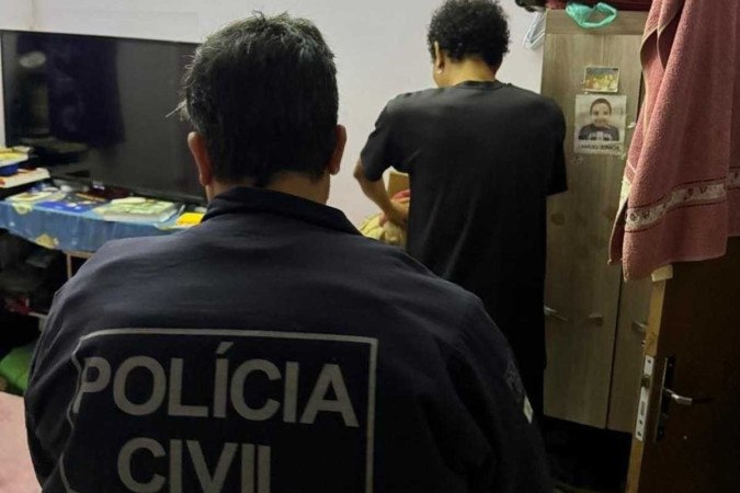 Os policiais encontraram inúmeros conteúdos da adolescente armazenados no celular do homem -  (crédito: Divulgação/PCDF)