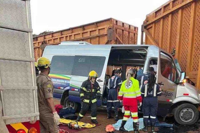 Acidente entre van e carreta deixa 4 mortos e doze feridos em Goiás
