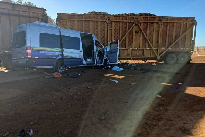Acidente entre van e carreta deixa 4 mortos e doze feridos em Goiás