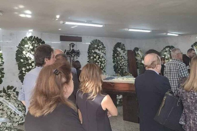 Amigos e parentes despediram-se do ministro aposentado do STJ - (crédito: Renato Souza/CB/D.A Press) Amigos e parentes despediram-se do ministro aposentado do STJ - (crédito: Renato Souza/CB/D.A Press)