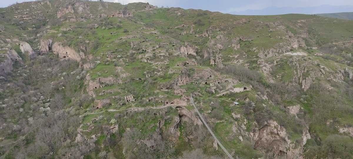 Vista geral das cavernas e ruínas ao longo do despenhadeiro, em Khndzoresk, na Armênia 