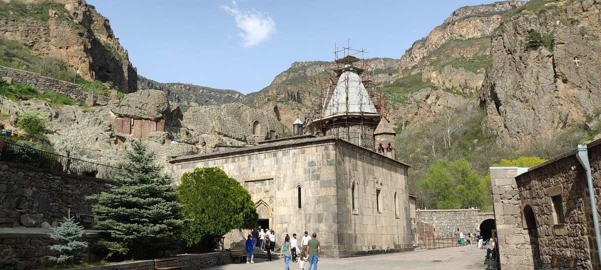 Monastério de Geghard, na Armênia: local teria escondido lança que perfurou o corpo de Jesus 