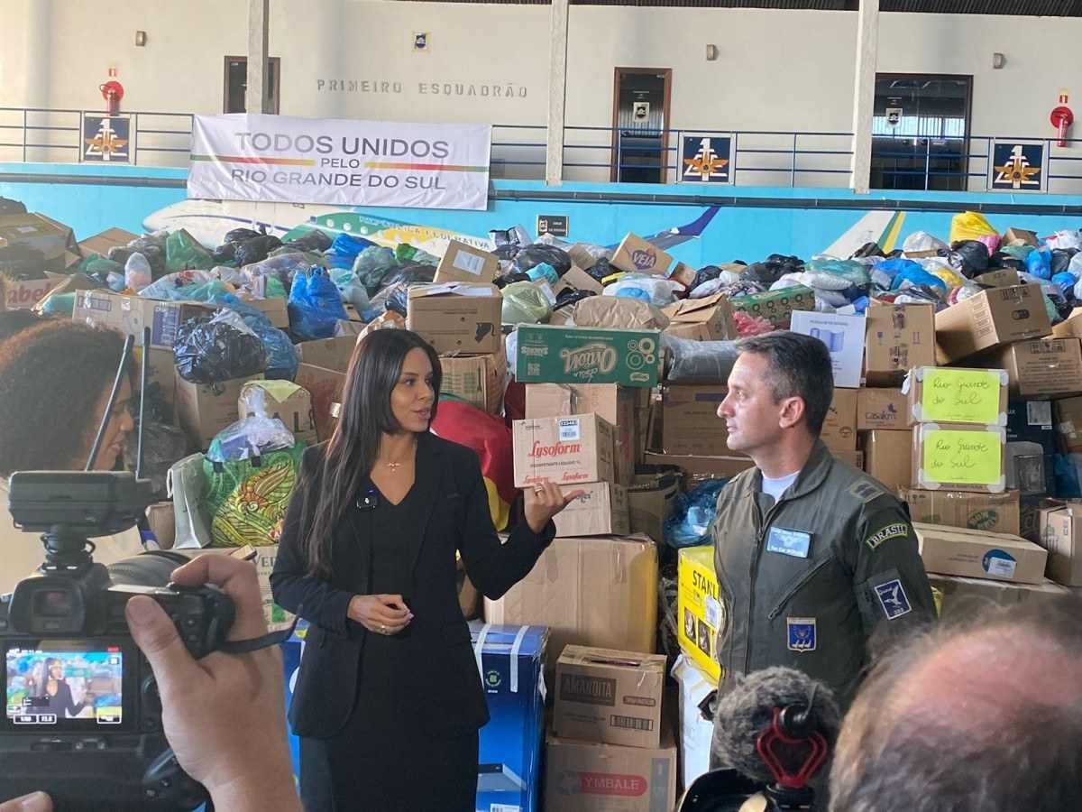 Primeira-dama Maiara Noronha Rocha em visita à Base Aérea de Brasília, ao lado o tenente-coronel Moraes