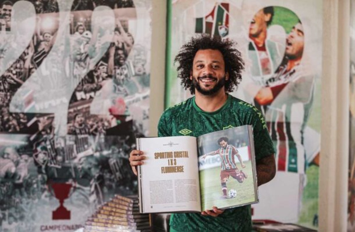 Jogadores do Fluminense posam com livro do título da Libertadores 2023