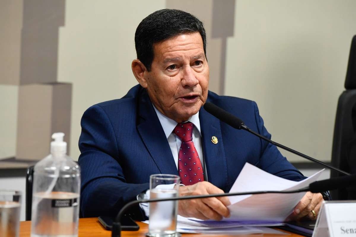 Mourão critica governo por possível inclusão de militares em corte de gastos