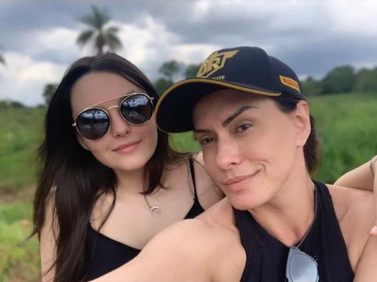 N&uacute;bia Oliiver e sua filha Anne