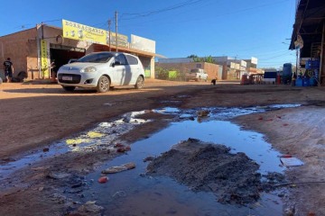 Esgoto a céu aberto no assentamento irregular 26 de Setembro: moradores convivem diariamente com a ausência de saneamento -  (crédito: Hítalo Silva/CB)