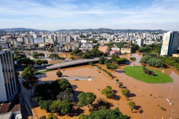 Avenida Loureiro da Silva, Porto Alegre, tomada por água -  (crédito: Gustavo Mansur/ Palácio Piratini)