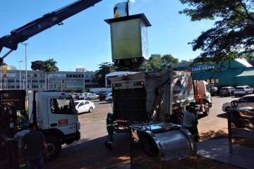 Material reciclável do papa-lixo é colocado no caminhão -  (crédito: Alessandro de Oliveira)