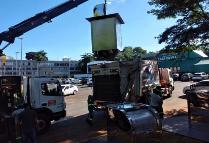 Material reciclável do papa-lixo é colocado no caminhão -  (crédito: Alessandro de Oliveira)