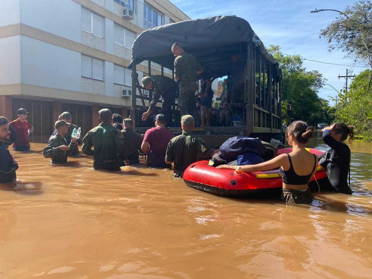 Inundações no RS: governo ataca mentiras que prejudicam os resgates