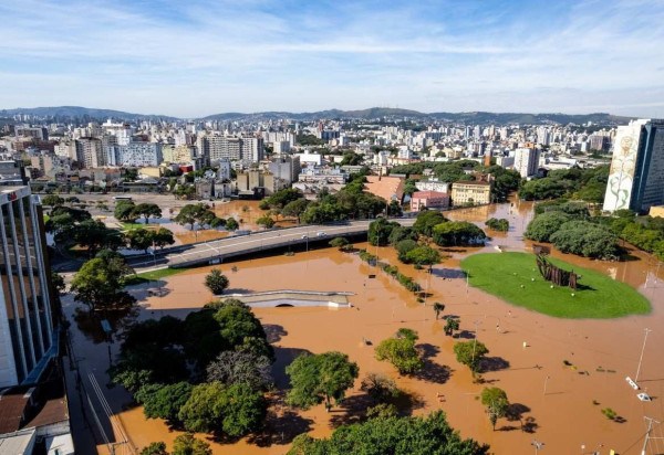 Avenida Loureiro da Silva, Porto Alegre, tomada por água -  (crédito: Gustavo Mansur/ Palácio Piratini)