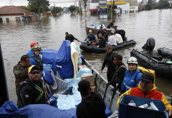 Equipes de resgate enfrentam frio e chuva para retirar equipamentos de um hospital em Canoas. Barcos suspendem operações por causa do mau tempo -  (crédito: WILTON JUNIOR/ ESTADÃO CONTEÚDO)