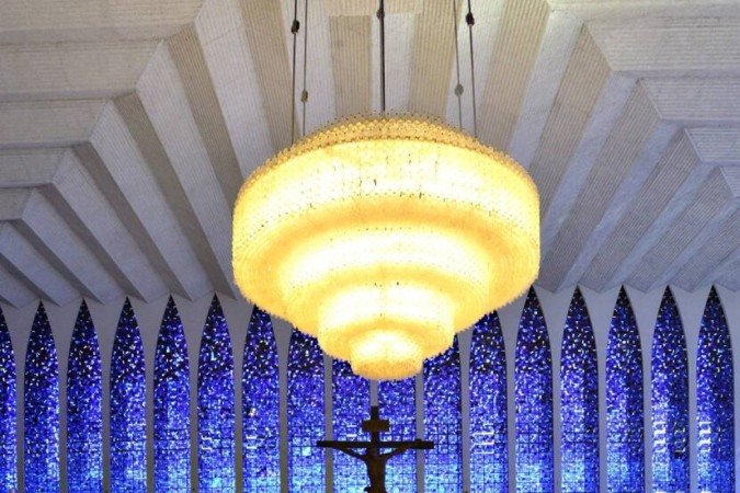 Detalhes da Dom Bosco mesclam elementos das arquiteturas moderna e gótica com mensagens religiosas
