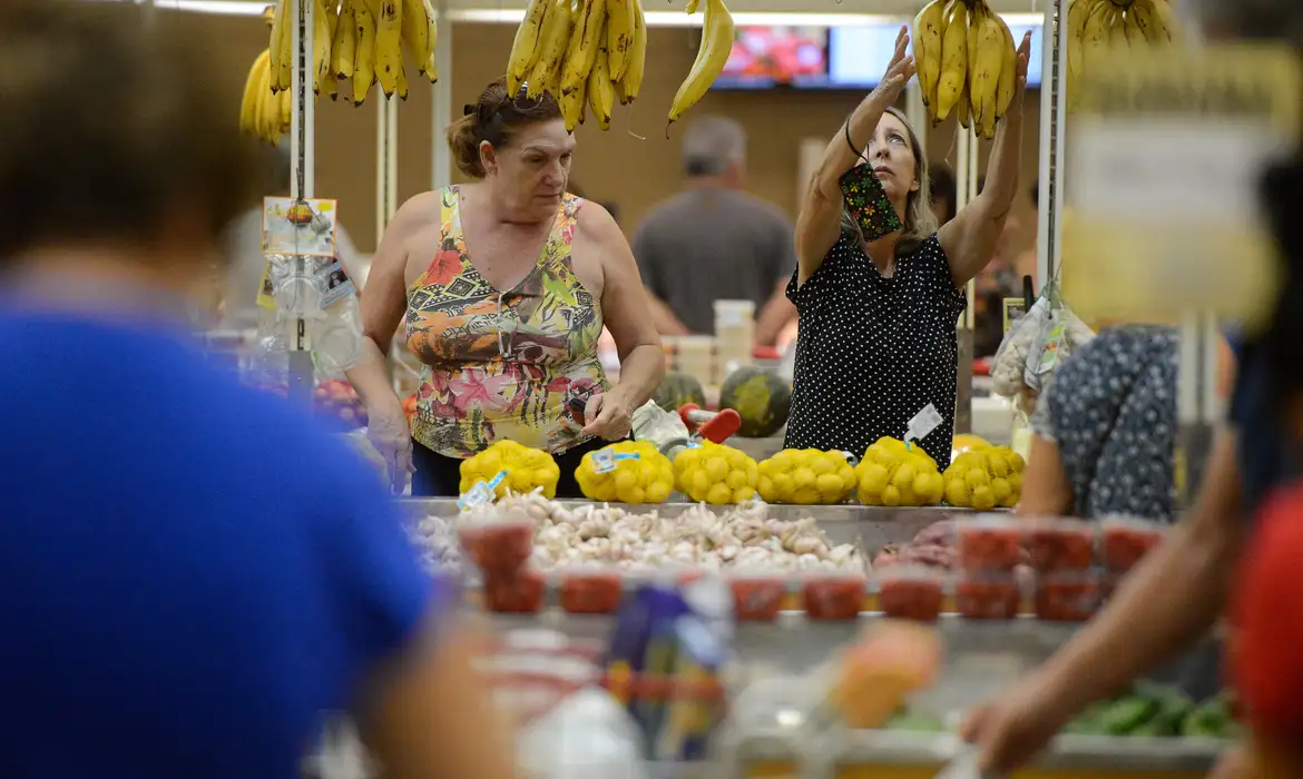 Inflação oficial fica em 0,38% em abril deste ano -  (crédito: EBC)