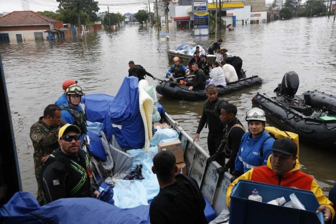 Equipes de resgate enfrentam frio e chuva para retirar equipamentos de um hospital em Canoas. Barcos suspendem operações por causa do mau tempo -  (crédito: WILTON JUNIOR/ ESTADÃO CONTEÚDO)