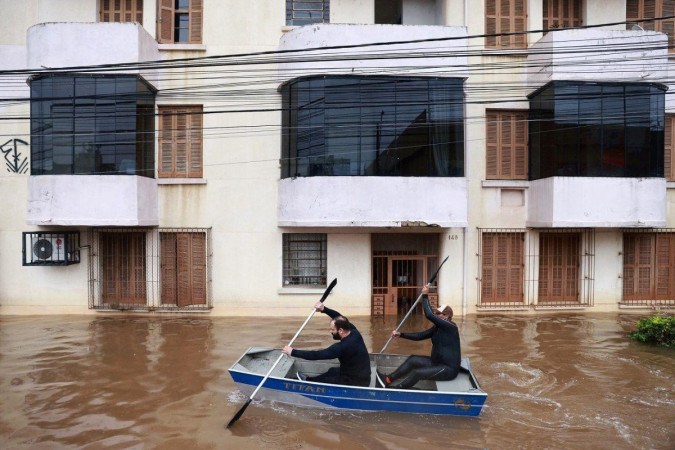 Homens acusados de roubo são conduzidos por policiais e moradores em Sarandi, Porto Alegre -  (crédito: NELSON ALMEIDA/AFP via Getty Images)