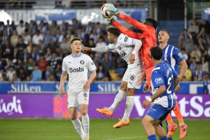 Jogadores de Alavés e Girona em disputa de bola no Espanhol - Foto: Ander Gillenea/AFP via Getty Images - (crédito: Ander Gillenea/AFP via Getty Images) Jogadores de Alavés e Girona em disputa de bola no Espanhol - Foto: Ander Gillenea/AFP via Getty Images - (crédito: Ander Gillenea/AFP via Getty Images)