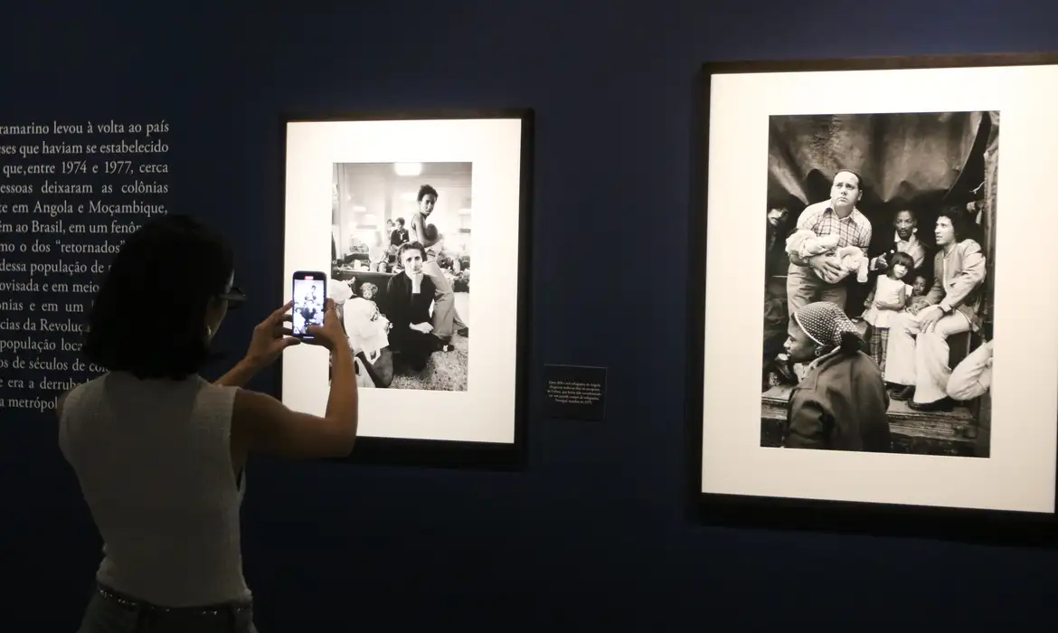 Exposição mostra olhar de Sebastião Salgado sobre Revolução dos Cravos -  (crédito: EBC)