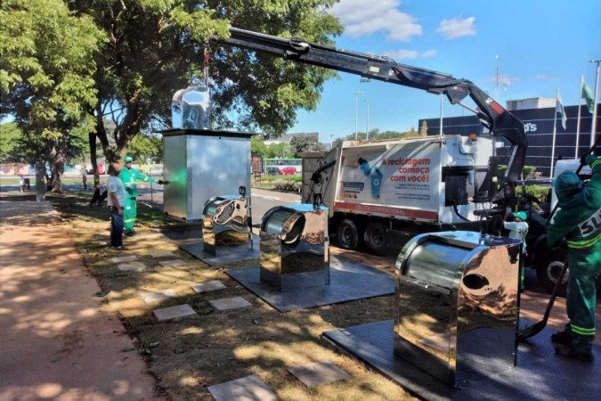 Funcionários do SLU realizando a retirada do papa lixo