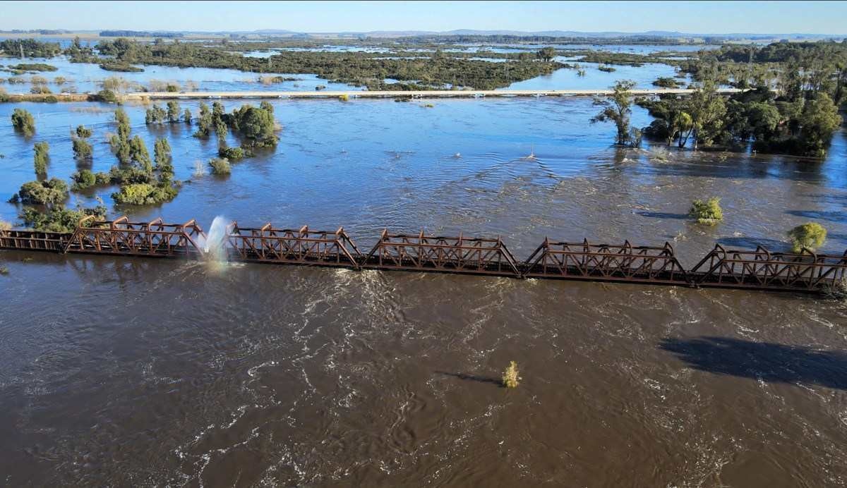 Vista aérea de uma ponte ferroviária sobre o inundado rio Olimar em Treinta y Tres      