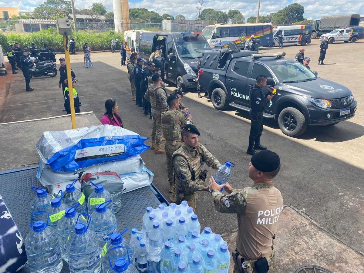 PMDF entregou à Base Aérea de Brasília, ontem, 100 toneladas de doações em comboio de 36 batalhões  -  (crédito: Giulia Luchetta/CB/DA Press)