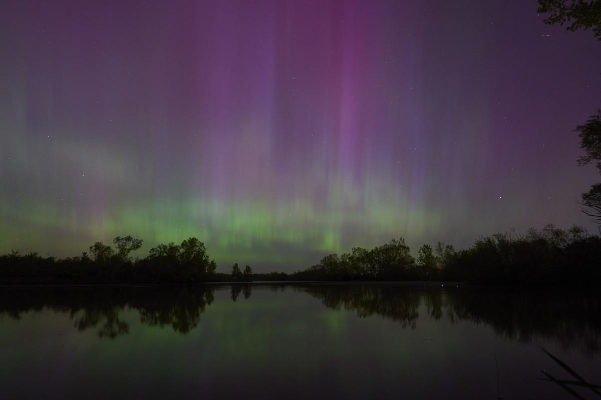 A aurora boreal ilumina o céu noturno perto de Londres, Ontário, durante uma tempestade geomagnética em 10 de maio de 2024.