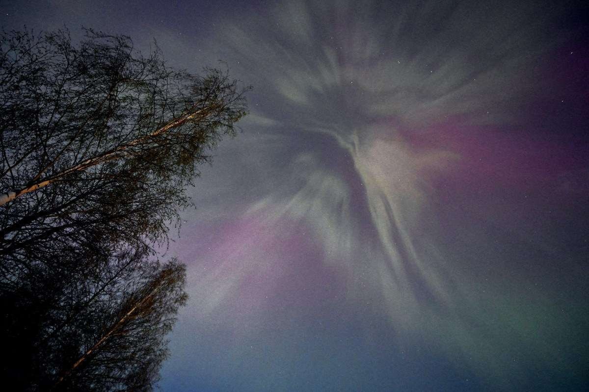 A Aurora Boreal ilumina o céu em Espoo, Finlândia, em 10 de maio de 2024