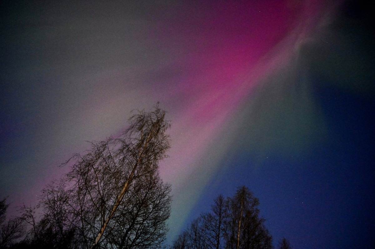 A Aurora Boreal ilumina o céu em Espoo, Finlândia, em 10 de maio de 2024