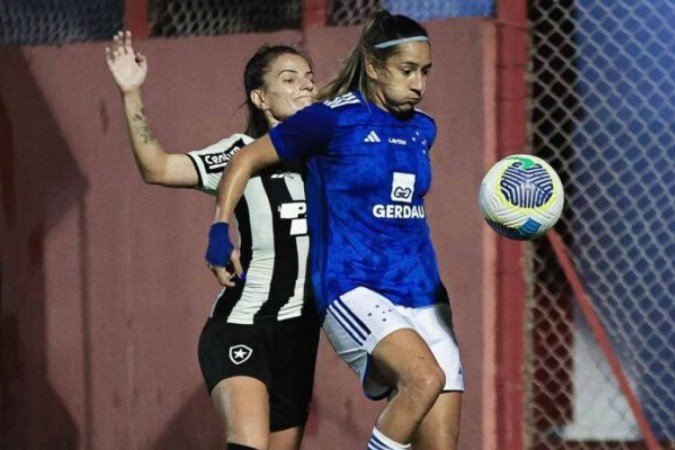 Sandoval, do Cruzeiro, recebe a marcação da botafoguense Karen.  No fim, melhor para as mineiras: 3 a 0 -  (crédito: Foto: Gustavo Martins/Cruzeiro)