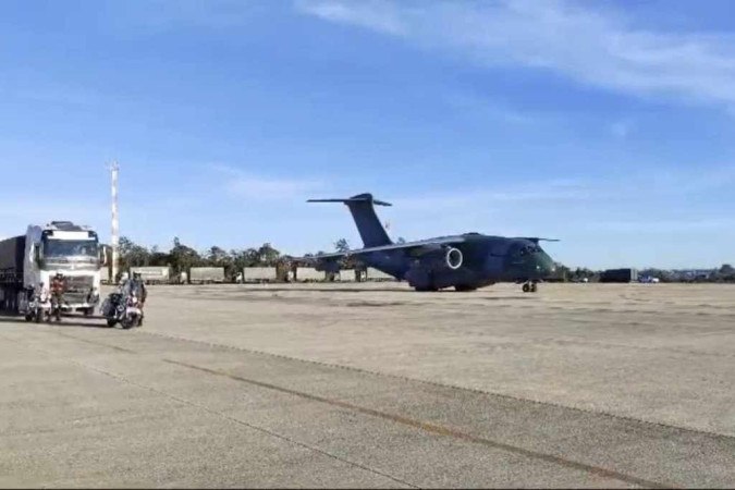 Avião da FAB decolando com doações para o Rio Grande do Sul -  (crédito: FAB/Divulgação)