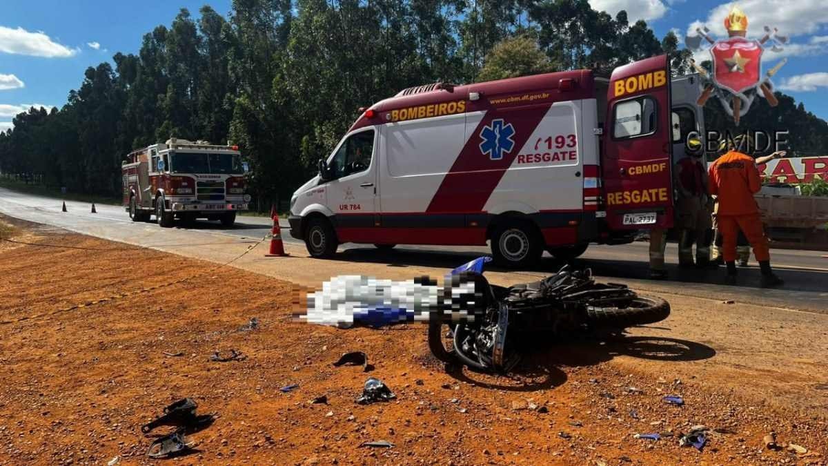 Homem morre em colisão entre moto e caminhão no Gama