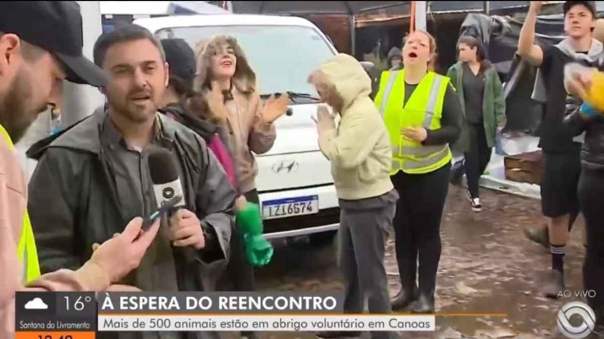 Repórter da Globo é expulso de abrigo no RS após ataque ao vivo