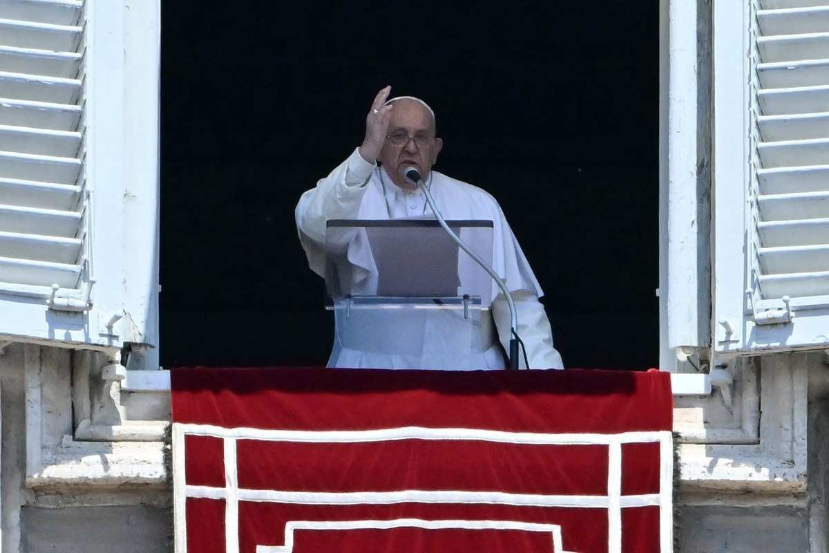 Papa Francisco pede salva de palmas em mensagem do Dia das Mães