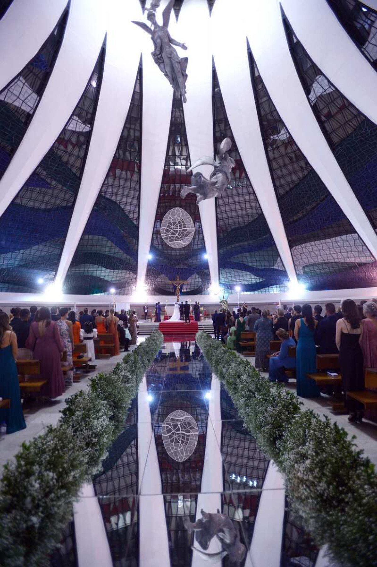  12/05/2024 Credito: Ed Alves/CB/DA.Press. Revista. Novidades nos casamentos - Pintura ao Vivo. Na foto, Pintor Zau. Casamento na Catedral. 