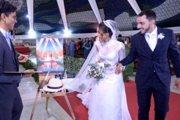 O pintor Zau coloriu ainda mais o dia do casal  -  (crédito:  Ed Alves/CB/DA.Press)