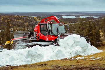 À medida que os invernos esquentam e a neve se torna menos previsível, as estações de esqui precisam criar novas maneiras de conservar a neve -  (crédito: Veera Vihervaara/Ruka)