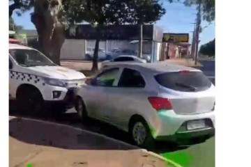 Carro só parou após colidir contra viatura da PM -  (crédito: PMDF/Divulgação)