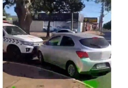 Carro só parou após colidir contra viatura da PM -  (crédito: PMDF/Divulgação)