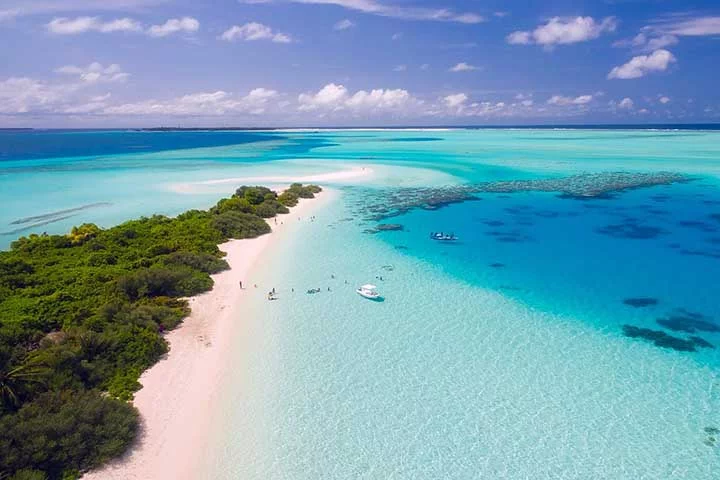 O risco de desaparecimento das Ilhas Maldivas, por causa das mudanças climáticas, voltou a atrair a atenção.  Desde 2021, esse assunto vem sendo debatido na Organização das Nações Unidas (ONU), pois o lugar, de uma beleza paradisíaca, pode sumir até o fim deste século. -  (crédito:  Imagem de 12019 por Pixabay)