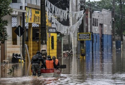 Equipe de resgate na busca por moradores isolados em São Leopoldo -  (crédito: Nelson ALMEIDA/AFP)