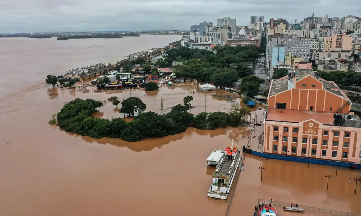 Com retorno de chuva forte no RS, população deve buscar áreas seguras -  (crédito: Agência Brasil)