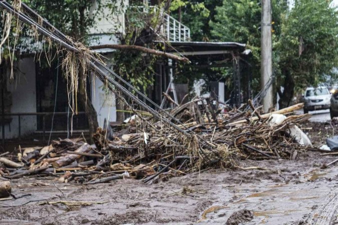 As atividades de limpeza serão iniciadas pelas avenidas de maior circulação, visando otimizar o fluxo do trânsito. Entre os serviços que devem ser realizados, estão raspagem e remoção de terra e lodo; lavagem das vias; recolhimento dos resíduos e de entulhos descartados -  (crédito: Gustavo Ghisleni/AFP)