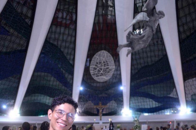  12/05/2024 Credito: Ed Alves/CB/DA.Press. Revista. Novidades nos casamentos - Pintura ao Vivo. Na foto, Pintor Zau. Casamento na Catedral. 