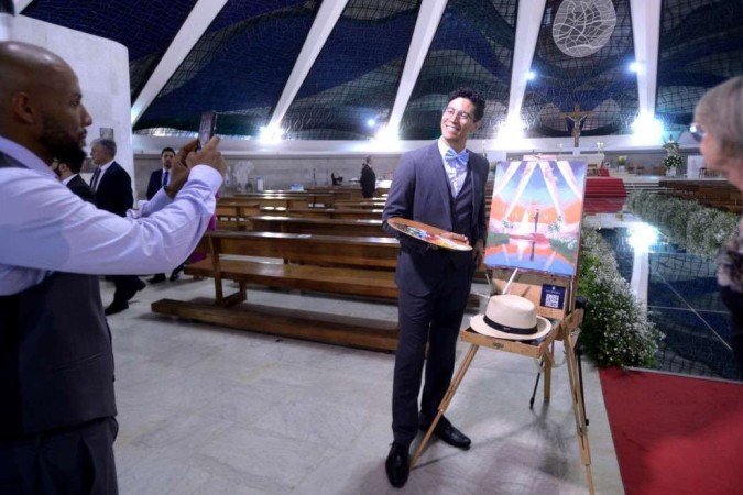  12/05/2024 Credito: Ed Alves/CB/DA.Press. Revista. Novidades nos casamentos - Pintura ao Vivo. Na foto, Pintor Zau. Casamento na Catedral. 
