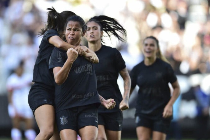 Disputa entre jogadoras de Corinthians e São Paulo no clássico pela décima rodada do Brasileirão Feminino -  (crédito: Foto: Staff / CBF)