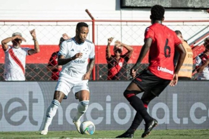 O cruzeirense Rafa Silva, de branco, tenta sair da marcação de Guilherme Romão  -  (crédito: Foto: Staff Images / Cruzeiro)